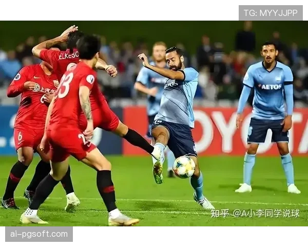 特写聚焦：看台上，纽卡总监手持平板，实时对比场上局势与赛前战术推演数据。