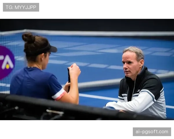 聚焦：教练费塞特在看台上为高芙记录战术笔记